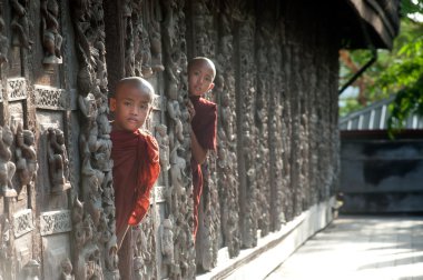 Shwenandaw Manastırı Mandalay, Myanmar, ayakta iki genç rahipler.