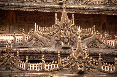 Shwenandaw Manastırı Mandalay, Myanmar, oyma ahşap.