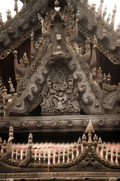 Hout snijwerk op Shwenandaw klooster in Mandalay, Myanmar. — Stockfoto