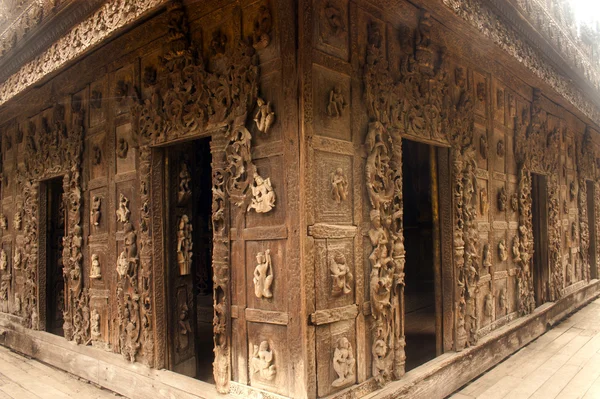 Hout snijwerk op Shwenandaw klooster in Mandalay, Myanmar. — Stockfoto