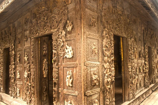 Scultura in legno nel Monastero di Shwenandaw a Mandalay, Myanmar . — Foto Stock