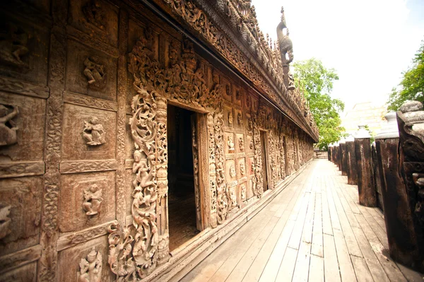 Tallado en madera en el Monasterio de Shwenandaw en Mandalay, Myanmar . — Foto de Stock