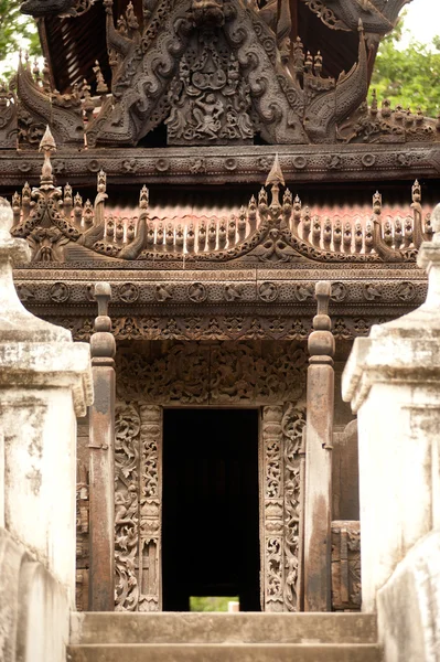 Tallado en madera en el Monasterio de Shwenandaw en Mandalay, Myanmar . — Foto de Stock