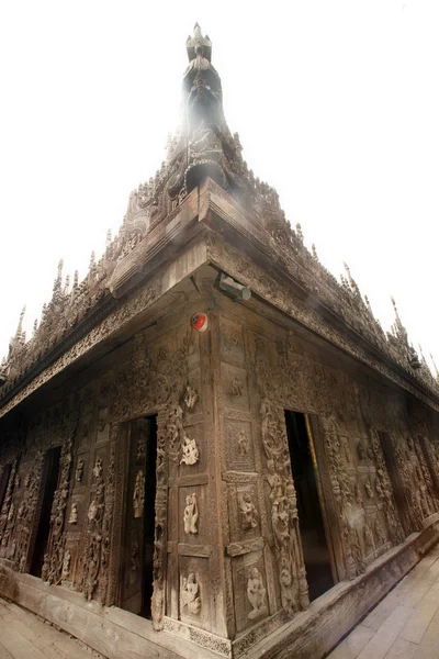 Tallado en madera en el Monasterio de Shwenandaw en Mandalay, Myanmar . — Foto de Stock