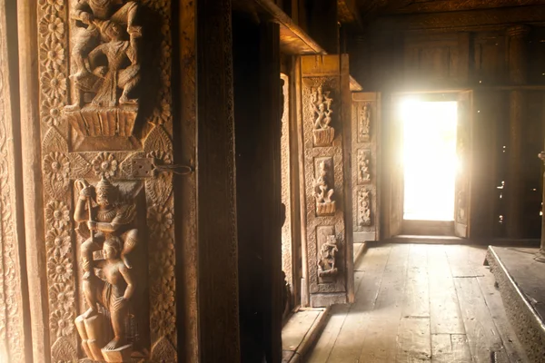 Scultura in legno nel Monastero di Shwenandaw a Mandalay, Myanmar . — Foto Stock