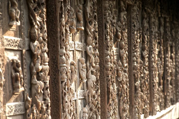 Hout snijwerk op Shwenandaw klooster in Mandalay, Myanmar. — Stockfoto