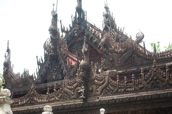 Hout snijwerk op Shwenandaw klooster in Mandalay, Myanmar. — Stockfoto