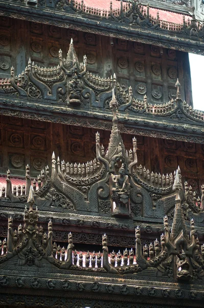 Scultura in legno nel Monastero di Shwenandaw a Mandalay, Myanmar . — Foto Stock