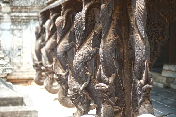 Dřevoryt v klášteře Shwenandaw v Mandalay, Myanmar. — Stock fotografie