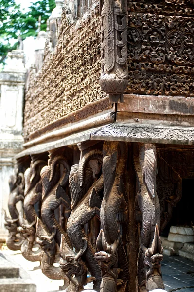 Tallado en madera en el Monasterio de Shwenandaw en Mandalay, Myanmar . — Foto de Stock