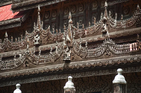 Dřevoryt v klášteře Shwenandaw v Mandalay, Myanmar. — Stock fotografie