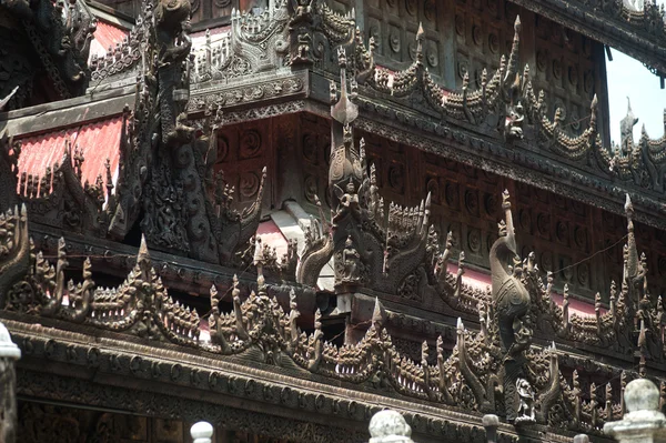 Escultura em madeira no Mosteiro de Shwenandaw em Mandalay, Mianmar . — Fotografia de Stock