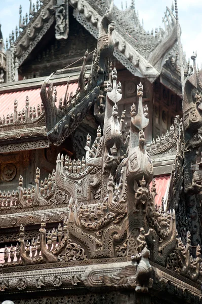 Tallado en madera en el Monasterio de Shwenandaw en Mandalay, Myanmar . —  Fotos de Stock
