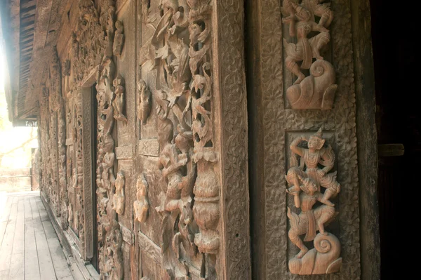Dřevoryt v klášteře Shwenandaw v Mandalay, Myanmar. — Stock fotografie
