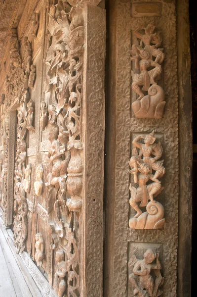 Tallado en madera en el Monasterio de Shwenandaw en Mandalay, Myanmar . —  Fotos de Stock