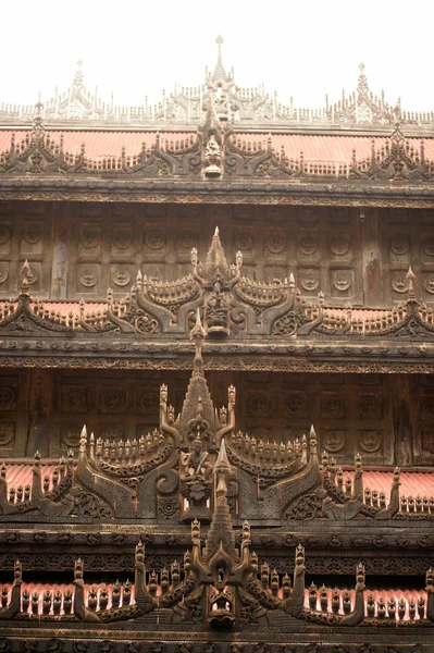 Scultura in legno nel Monastero di Shwenandaw a Mandalay, Myanmar . — Foto Stock