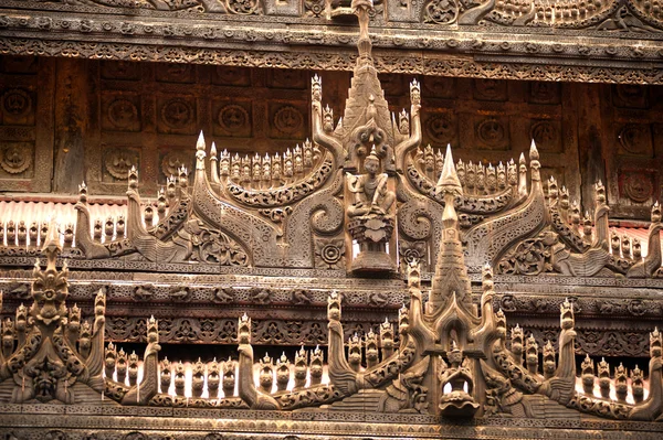 Holzschnitzerei im shwenandaw Kloster in Mandalay, Myanmar. — Stockfoto