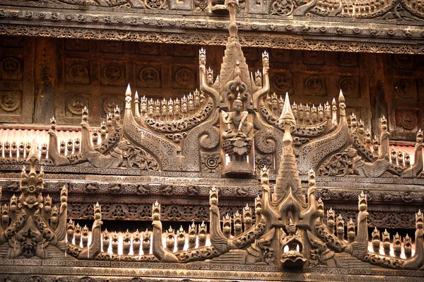 Sculpture sur bois au monastère de Shwenandaw à Mandalay, Myanmar . — Photo