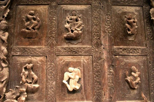 Wood carving på Shwenandaw kloster i Mandalay, Myanmar. — Stockfoto