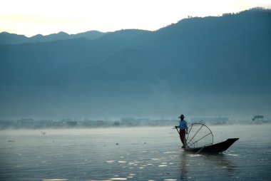 Geleneksel balıkçı net Inle Gölü, Myanmar.
