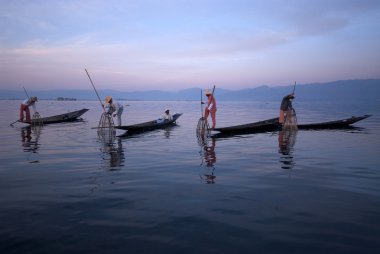 Geleneksel balıkçı net Inle Gölü, Myanmar.