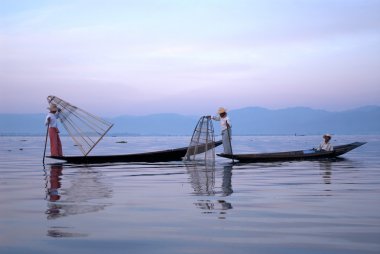 Geleneksel balıkçı net Inle Gölü, Myanmar.