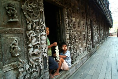 Shwenandaw Manastırı Mandalay, Myanmar, Myanmar genç erkek.