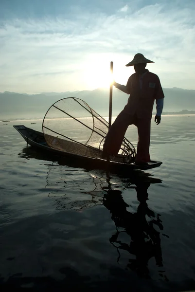 Sylwetka tradycyjnych fishermans Inle Lake, Myanmar. — Zdjęcie stockowe