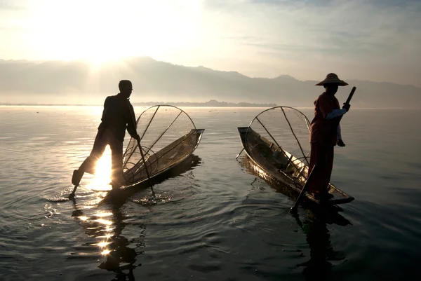 Silhouette de pêcheurs traditionnels dans le lac Inle, Myanmar . — Photo