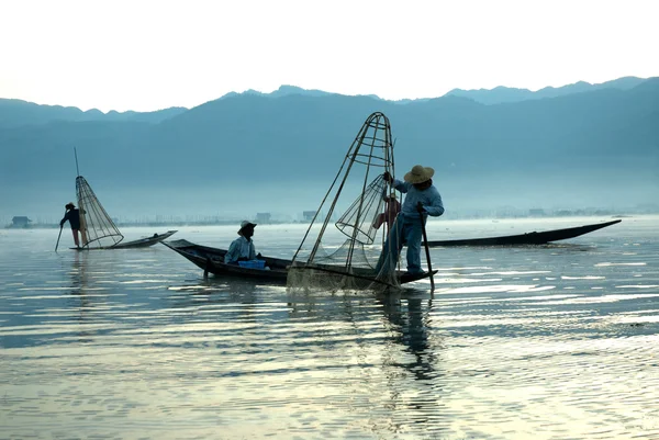 Pesca tradicional pela rede em Inle Lake, Myanmar . — Fotografia de Stock