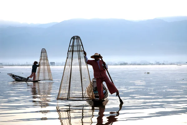 Traditional fishing by net in Inle Lake,Myanmar. — Stock Photo, Image