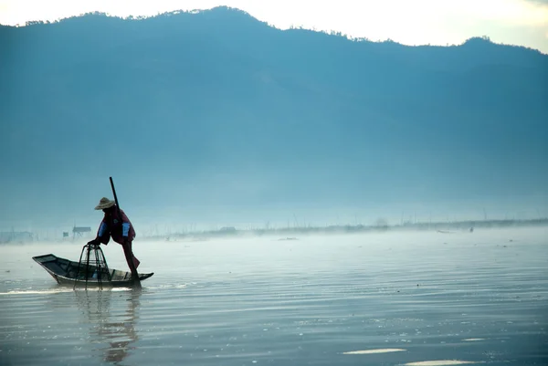 Geleneksel balıkçı net Inle Gölü, Myanmar.