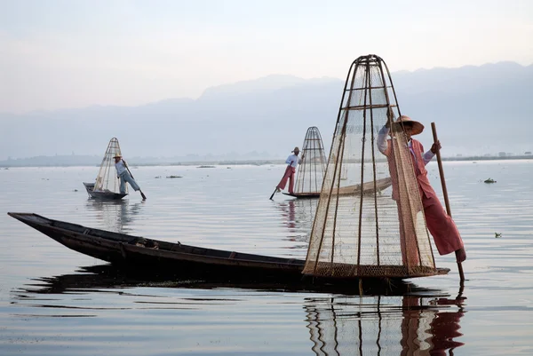 인 레 호수, 미얀마에 net에 의해 전통적인 낚시. — 스톡 사진