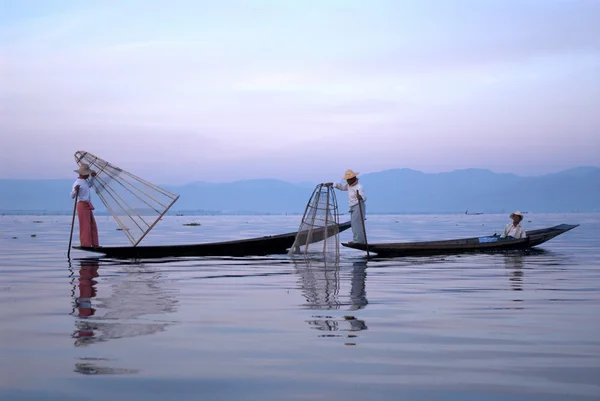 Pêche traditionnelle au filet dans le lac Inle, Myanmar . — Photo