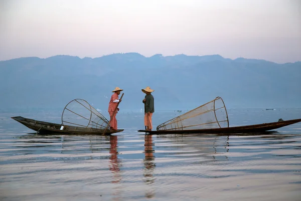 Pescuitul tradițional pe net în lacul Inle, Myanmar . — Fotografie, imagine de stoc