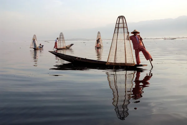 Pêche traditionnelle au filet dans le lac Inle, Myanmar . — Photo