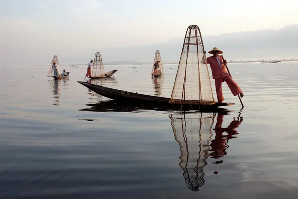 Traditional fishing by net in Inle Lake,Myanmar. — Stock Photo, Image