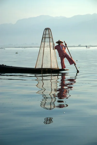 Traditional fishing by net in Inle Lake,Myanmar. — Stock Photo, Image