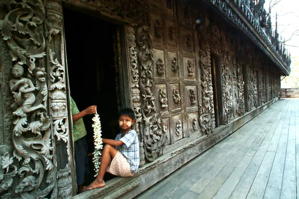 ミャンマー マンダレー、ミャンマーの Shwenandaw 修道院で若い男の子. — ストック写真