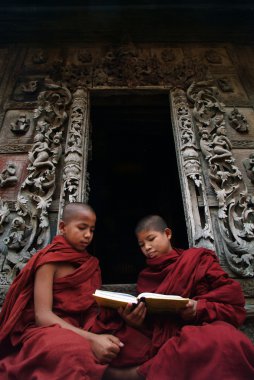 Genç rahipler Shwenandaw Manastırı Mandalay, M'adlı bir kitap okuma