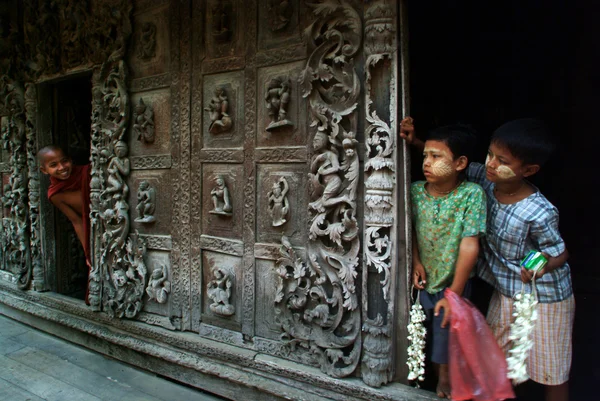 Myanmar junge knaben im shwenandaw kloster in mandalay, myanmar. — Stockfoto