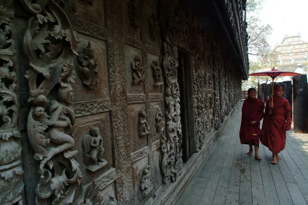 Jovens monges de Mianmar caminhando no Mosteiro de Shwenandaw em Mandalay, Mianmar . — Fotografia de Stock