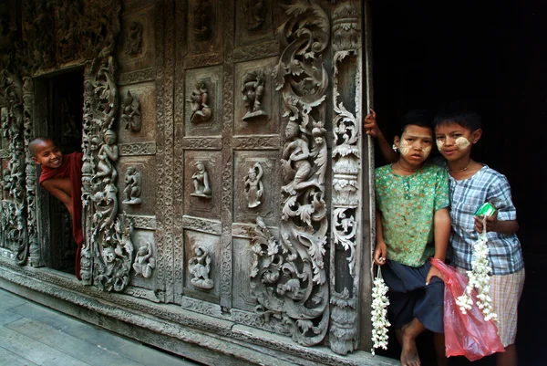 Myanmar jonge jongens op Shwenandaw klooster in Mandalay, Myanmar. — Stockfoto