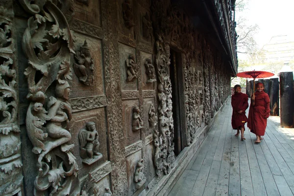 Mianmar jovens monges caminhando no Mosteiro de Shwenandaw em Mandalay , — Fotografia de Stock