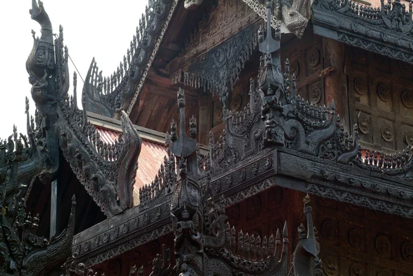 在 Shwenandaw Monastery 在曼德勒，缅甸木雕. — 图库照片