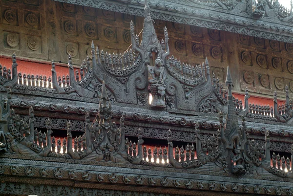 Hout snijwerk op Shwenandaw klooster in Mandalay, Myanmar. — Stockfoto