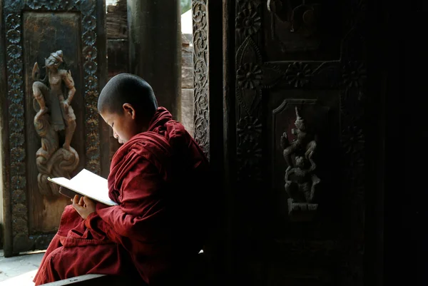 Jonge monniken lezen van een boek in het Shwenandaw klooster in Mandalay, M — Stockfoto