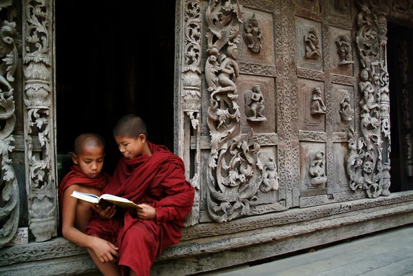 Jovens monges lendo um livro no Mosteiro de Shwenandaw em Mandalay, M — Fotografia de Stock