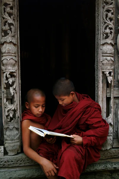 Jóvenes monjes leyendo un libro en el Monasterio de Shwenandaw en Mandalay, M — Foto de Stock