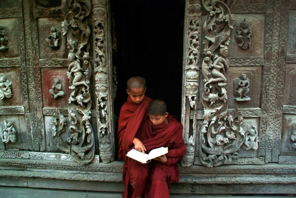 Jovens monges lendo um livro no Mosteiro de Shwenandaw em Mandalay, M — Fotografia de Stock